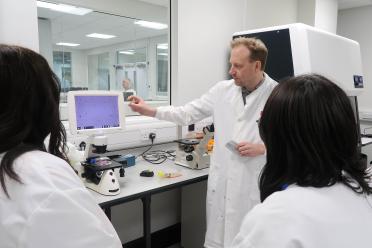 Iain Macaulay in single-cell lab at Earlham Institute demonstrating our single-cell equipment