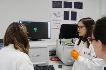 Dr Sonia Fonseca in single-cell lab demonstrating Vizgen spatial transcriptomics platform